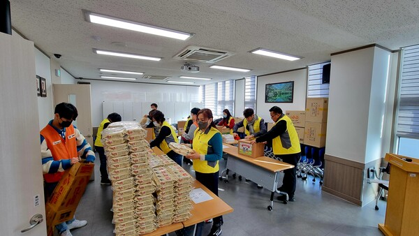 신한대학교 평생교육원 총동문회 봉사국 회원 등이 지난 1월18일 소외계층 홀몸어르신들에게 전달할 복 꾸러미를 만들고 있다.