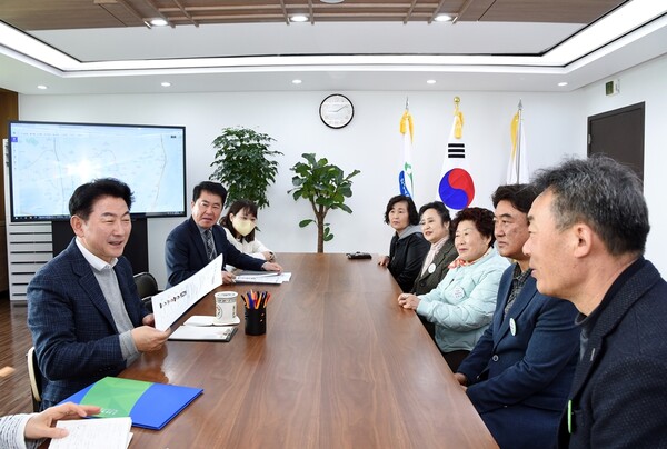 김동근 의정부시장(왼쪽)이 지난 3월20일 시장실에서 1분기 신임 통장협의회장을 격려하는 차담회를 주재하고 있다.