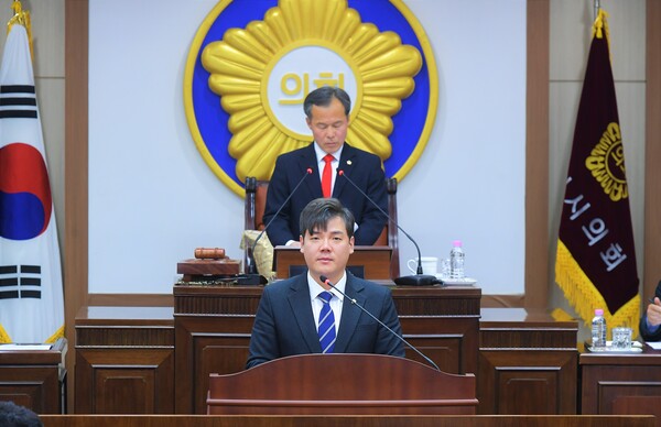 포천시의회 김현규 의원이 지난 4월4일 제170회 임시회 제3차 본회의에서 시정질문에 대한 보충질문을 하고 있다.