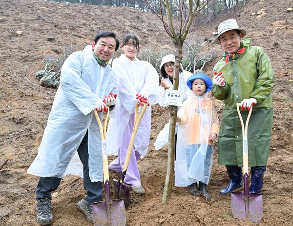 백영현 포천시장(오른쪽)이 지난 4월6일 화현면 화현리 1148-24번지 일원 3000㎡에 나무심기 행사를 하고 있다.