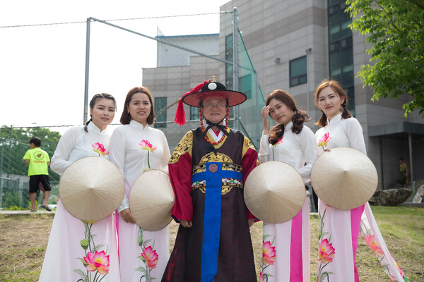 김덕현 연천군수(가운데)가 지난 5월21일 연천군종합운동장 야외무대에서 제1회 세계인의 거리문화축제에 참석하여 기념 촬영을 하고 있다.