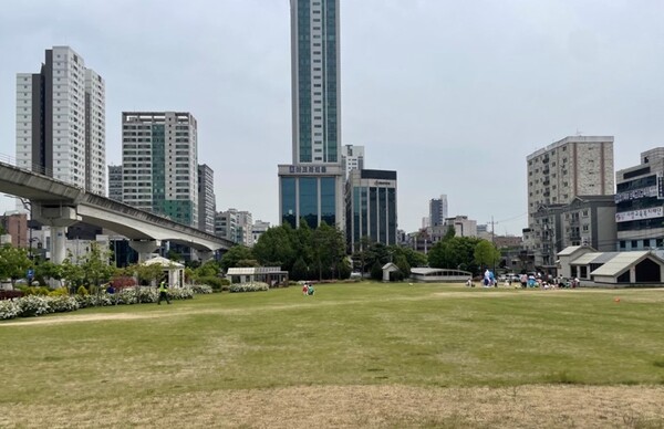의정부 시청 앞 잔디광장 모습.