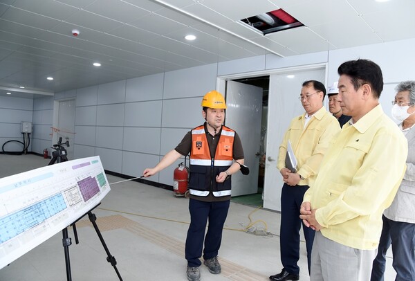 김동근 의정부시장이 지난 5월31일 신축역사 개통을 앞둔 전철 1호선 망월사역에 대한 현장 점검에서 관계자로부터 설명을 듣고 있다.