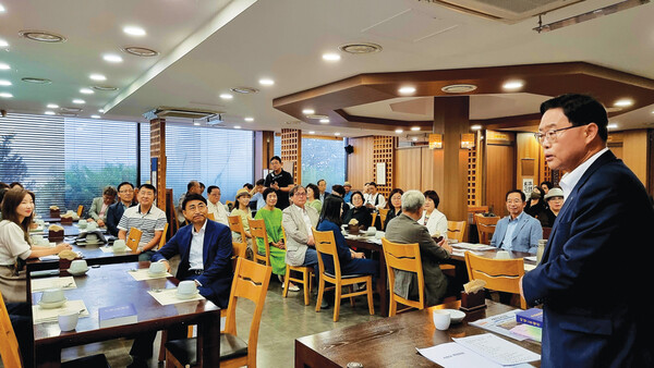 한북신문 문화포럼에 참석한 회원들과 시민들이 강수현 양주시장(오른쪽)의 주제 발표를 듣고 있다.