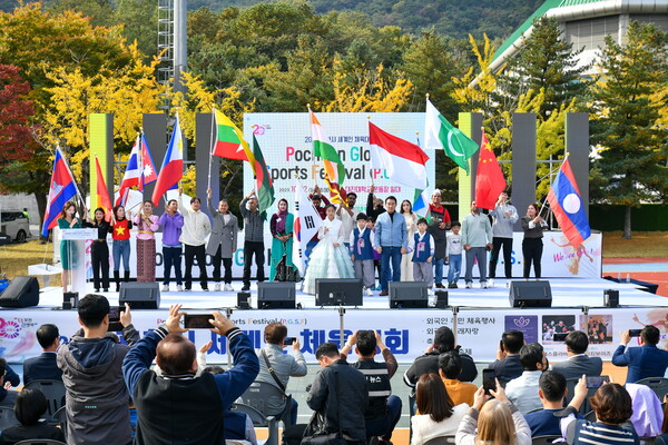 백영현 시장이 지난 10월22일 대진대학교 대운동장 일원에서 개최된 제1회 포천시 세계인 체육대회에서 외국인 주민들과 기념 촬영을 하고 있다.