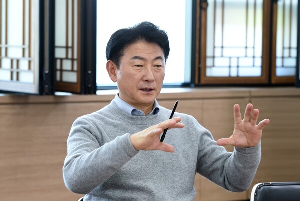 김동근 의정부시장이 재정위기 특별대책추진단 회의를 주재하고 있다.