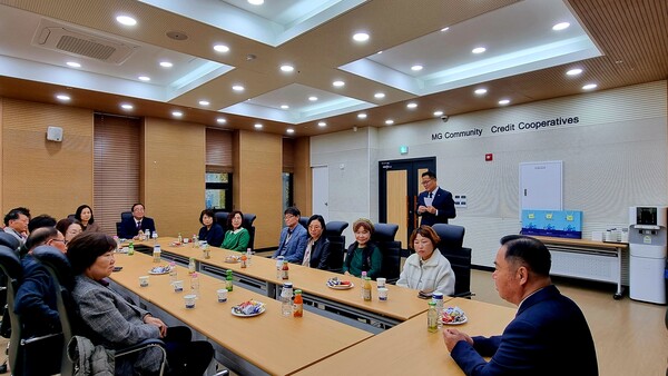 윤만행 이사장(오른쪽)이 지난 11월6일 '흥선권역(가능동, 녹양동, 흥선동) 김장나누기 행사 지원' 전달식에 앞서 참석자들과 환담을 나누고 있다.