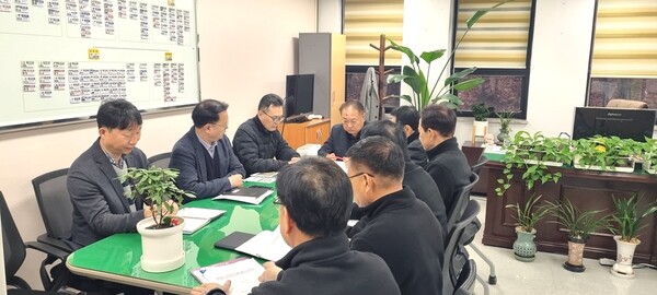 의정부시 박성복 교통안전국장이  지난 11월27일 경전철 이용객들의 불편을 예방하고자 운행장애 관련 긴급대책 회의를 주재라고 있다.