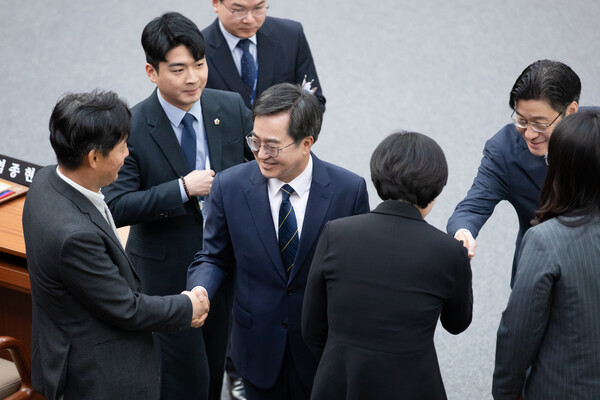 경기도의회 본회의장에서 김동연 경기도지사(가운데)가 경기도의회 의원들과 인사를 하고 있다.