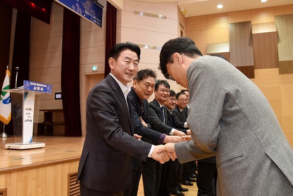 김동근 시장(왼쪽)이 지난 1월2일 시무식 행사를 마치고 직원들과 악수를 나누고 있다.