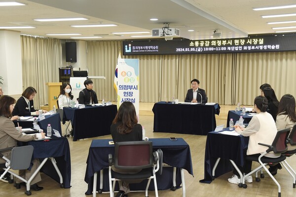 김동근 의정부시장(가운데)이 지난 1월5일 평생학습원에서 새해 첫 ‘현장시장실’을 열고 소속 직원들과 이야기를 나누고 있다.