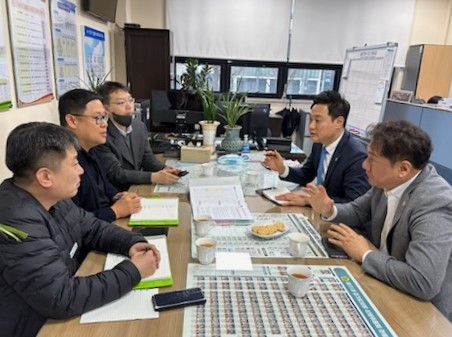 오석규 의원(오른쪽에서 두번째)은 지난 1월11일 경기도 건설국 공무원들과 국지도·지방도 건설 사업의 올해 추진계획을 점검하고 격려하는 자리를 갖고 있다.