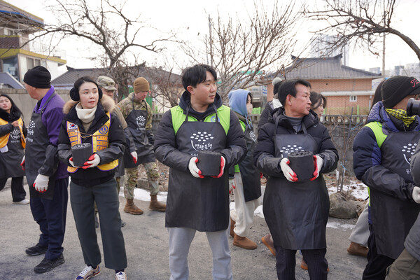 박종훈 대표원장(가운데)이 연탄을 나르고 있다.