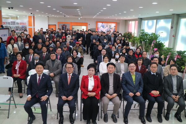 지난 1월27일 최영희 국회의원 선거사무소 개소식에 참석한 내빈 및 지지자들이 기념 촬영을 하고 있다.