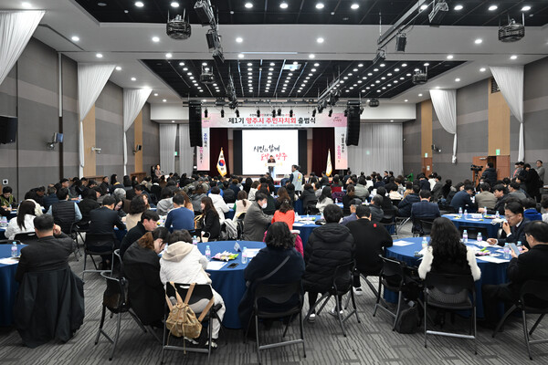 강수현 시장이 지난 1월31일 경기섬유종합지원센터 컨벤션홀에서 개최된 제1기 양주시 주민자치회 출범식에서 인사말을 하고 있다.