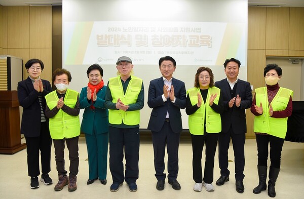 녹양종합사회복지관에서 지난 2월6일 개최된 2024년 노인일자리 발대식에서 김동근 시장이 어르신에게 조끼를 전달한 후 기념 촬영을 하고 있다.