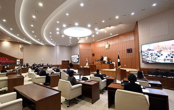 의정부시의회가 지난 2월6일 제327회 임시회 제2차 본회의를 끝으로 2024년 첫 회기를 마무리했다. 사진은 본회의장 모습.