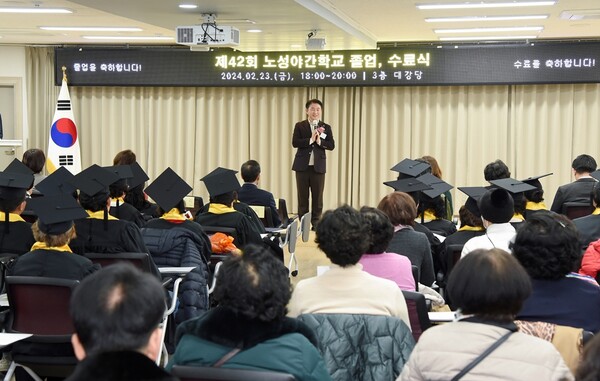김동근 시장이 지난 2월23일 평생학습원에서 열린 ‘제42회 의정부노성야간학교 졸업식’에 참석해 졸업생들을 축하하고 있다.