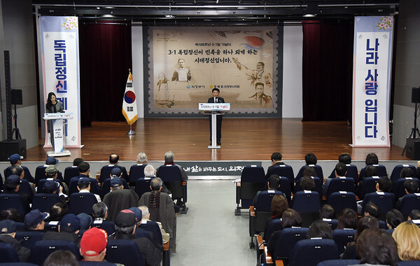 김동근 시장이 지난 3월1일 신한대에서 열린 ‘제105주년 3‧1절 기념식’에서 기념사를 하고 있다.