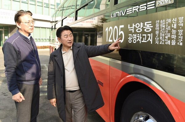 김동근 시장(오른쪽)이 지난 3월4일부터 운행에 들어간 1205번 광역버스 현장을 점검하고 있다.