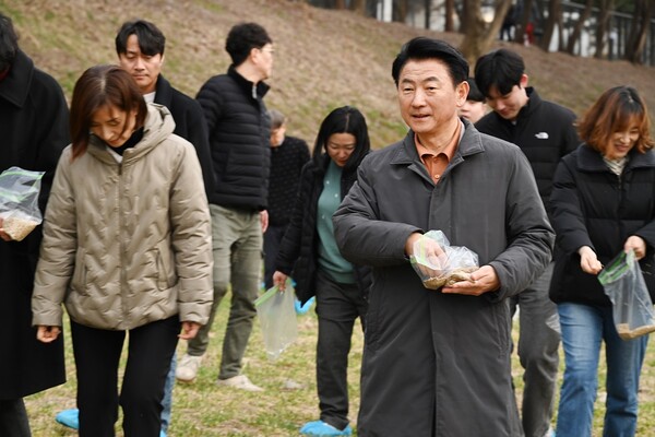 김동근 시장이 지난 3월11일 중랑천에서 개최된 ‘청보리 밟아보리 행사’에서 시 직원들과 함께 보리밟기를 하고 있다.