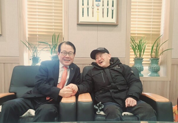 김형두 지회장(왼쪽)이 지난 3월14일 지난해에 이어 또 다시 1000만 원을 기부한 최동복 어르신(오른쪽)을 두 손으로 꼭 잡고 담소를 나누면서 환하게 웃고 있다.