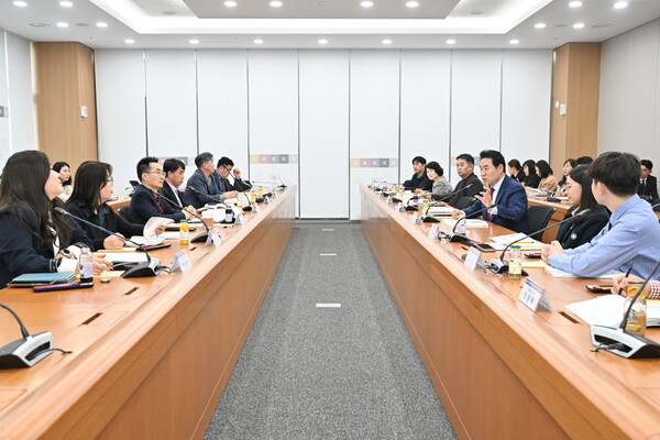 백영현 시장(오른쪽에서 세번째)이 지난 3월15일 청소년재단 설립 타당성 연구 검토 최종보고회를 주재하고 있다.