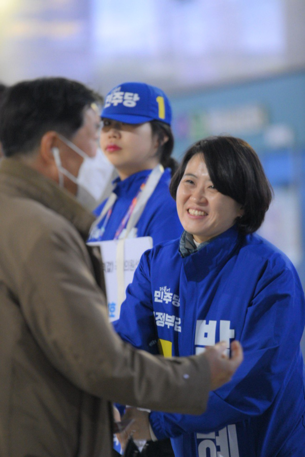 박지혜 후보가 제22대 총선 공식 선거운동 개시일인 3월28일 새벽 첫 일정으로 의정부 환경미화원 차고지에서 선거운동을 시작하고 있다.