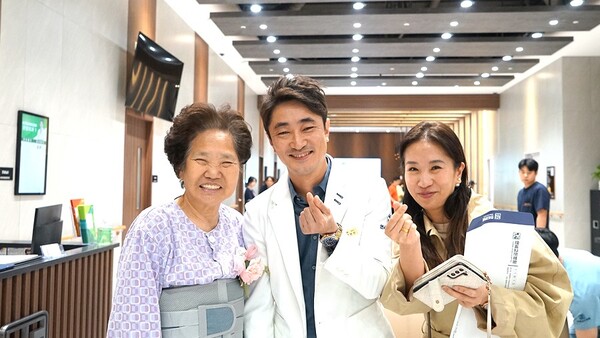 최현민 병원장(가운데이 지난 5월8일 병원 로비에서 개최한 문화 예술 공연에 참석한 환자분과 포즈를 취하고 있다.