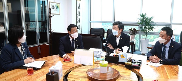 장현국 의장(왼쪽에서 두번째) 등 의장단 김민철 의원(오른쪽에서 두번째) 등 국회 행정안전위원회를 방문해 건의문을 전달 후 환담을 하고 있다.