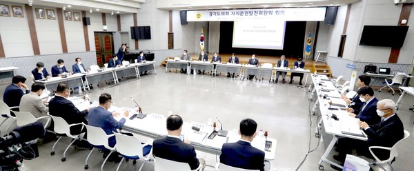 장현국 의장이 10월12일 ‘제1차 경기도의회 자치분권발전위원회 회의 및 위촉식’에 이어 회의를 주재하고 있다.