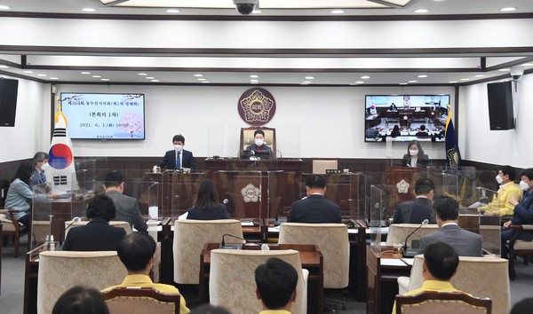 정문영 동두천시의회 의장(가운데)이 6월1일 제304회 동두천시의회 제1차 정례회를 개회했다.