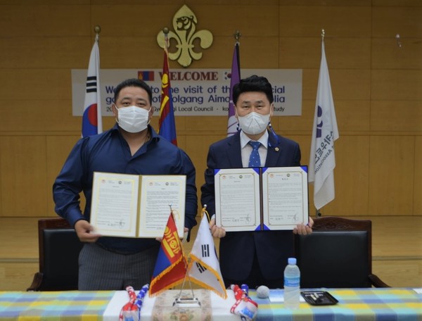 김원기 도의원(오른쪽)이 몽골 봉강 아이막 도지사와 청소년 국제교류 활동을 위한 협약식을 체결한 후 포즈를 취하고 있다.