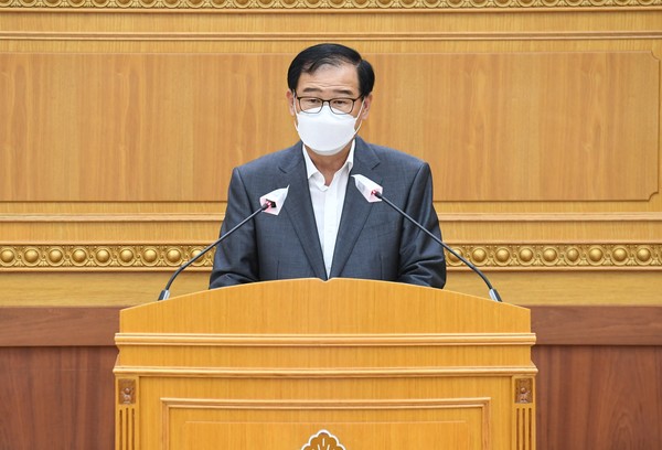 이희창 의원이 7월13일 제332회 임시회 제1차 본회의에서 ‘경기북도의 조속한 설치 촉구 결의안’을 대표 발의하고 있다.