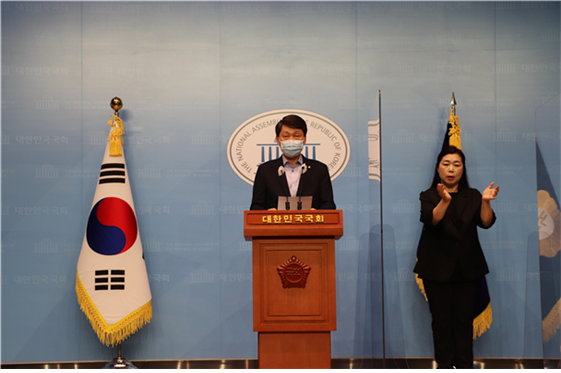 김민철 의원이 경기북도 설치를 위한 국회추진단 출범과 관련해 기자회견을 열고 있다.