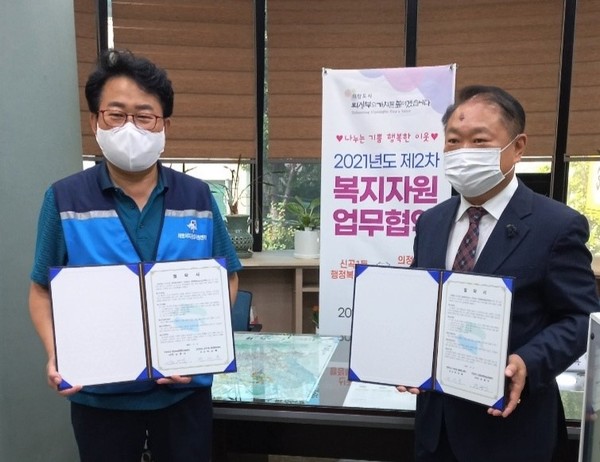 김충식 센터장(왼쪽)과 박성복 국장(오른쪽)이 업무협약을 체결한 후 포즈를 취하고 있다.