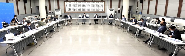 경기도의회가 대회의실에서 ‘의정지원정보센터 구축 및 (가칭)라키비움 전시연출사업 보고회’를 개최하고 있다.