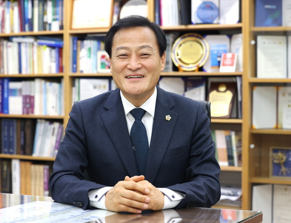 환하게 웃고 있는 장현국 경기도의회 의장.