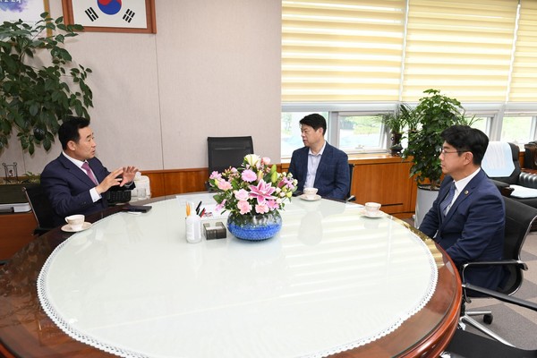 백영현 시장(왼쪽)은 지난 7월5일 경기도 북부청사를 방문해 이한규 행정2부지사를 만나 철도사업에 대해 협의하고 있다.