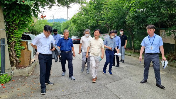 김동근 시장(가운데)이 의정부시 녹양동 우정마을에 거주하고 계신 경로당 회장(왼쪽에서 두번째), 공무원들과 지난 7월27일 마을을 함께 걸으며 민원을 청취 및 현장을 점검하고 있다.