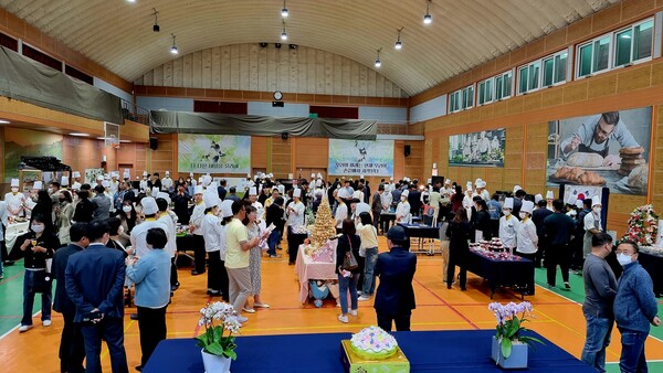 한국외식과학고등학교가 지난 4월14일 본교 체육관에서 개최한 ‘제12회 오감만족 전시회’ 모습.