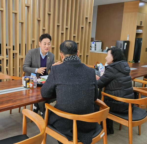 오석규 도의원(왼쪽)이 지난 11월30일 경기도의회 북부분원에서 ‘의정부시 의용소방대 활동 지원 방안’을 위한 간담회를 진행하고 있다.