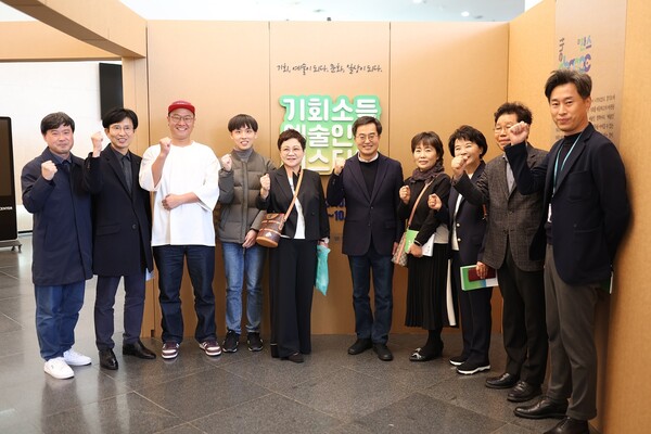 김동영 경기도지사(가운데)가 지난 10월 경기아트센터에서 개최된 2023 기회소득 예술인 페스티벌에 참석해 예술인들과 기념 촬영을 하고 있다.