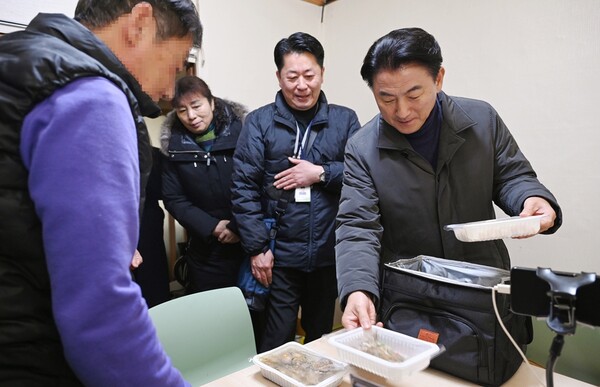 김동근 의정부시장(오른쪽)이 지난 1월3일 호원1동 일대 홀로 거주하는 어르신 가정을 방문해 반찬을 전달하고 있다.