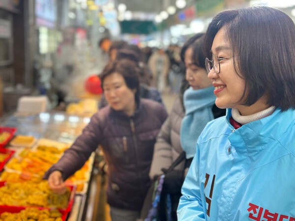 김재연 후보가 지난 2월6일 의정부 제일시장을 방문해 설 제수용품 등을 구입하고 있다.