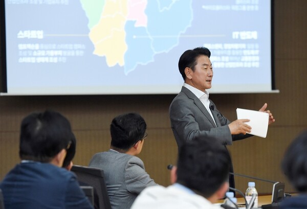 김동근 의정부시장이 기업도시로의 도약을 위하여 향후 기업유치 계획, 양질의 일자리 창출 등에 대하여 설명하고 있다.