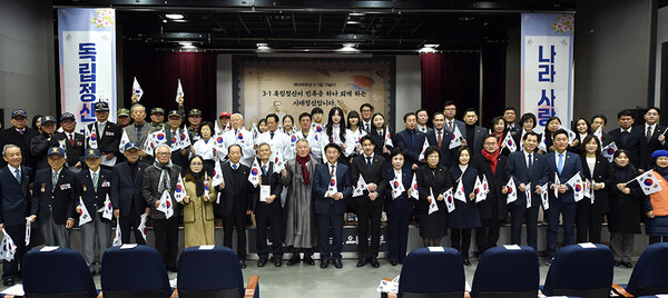 김동근 시장(오른쪽)이 지난 3월1일 신한대에서 열린 ‘제105주년 3‧1절 기념식’에서 참석자들과 기념 촬영하고 있다.