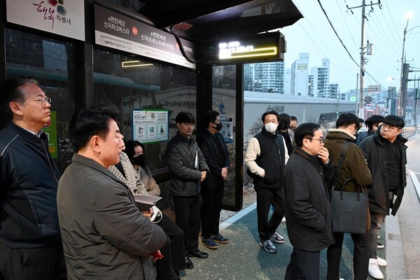 김동근 시장(왼쪽)이 지난 3월5일 이편한세상 신곡포레스타뷰 아파트 정류소에서 57-1번 시내버스를 기다리며 정류소 상황을 살펴보고 있다.