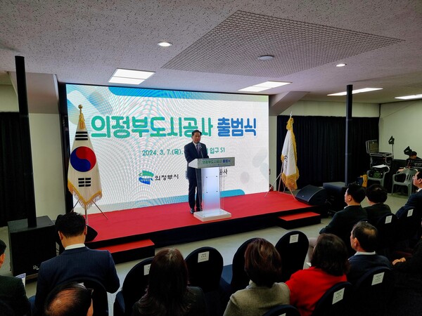김용석 사장이 지난 3월7일 의정부종합운동장 내 로비에서 개최된 의정부도시공사 출범식에서 기념사를 하고 있다.