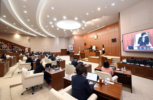 의정부시의회가 지난 3월18일 오후 2시 제2차 본회의를 열고 8일간의 일정으로 진행된 제328회 임시회 의사일정을 마무리했다.